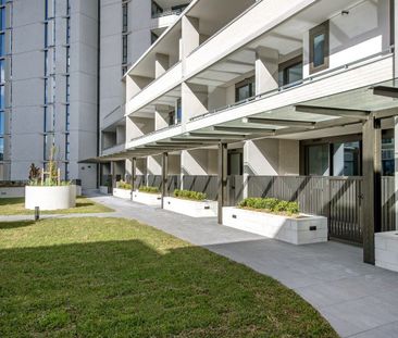 Sleek & Secure Apartment Close to Everything - Photo 4