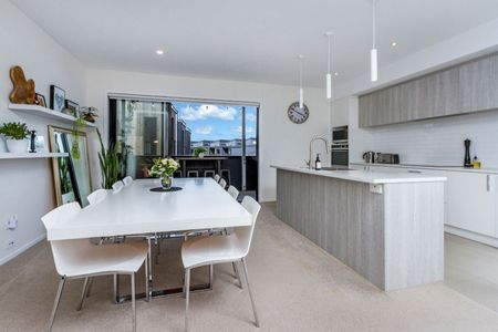 Fab spacious family home in great location with Double Garage!! - Photo 5