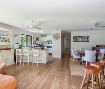LARGE MODERN FAMILY HOME - Photo 3