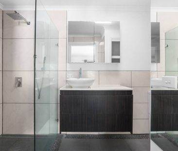 LARGE & SPACIOUS | 3 BEDROOM | CONVENIENT LOCATION - Photo 6