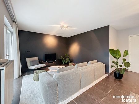 Lichtrijke woning met inpandige garage - Foto 2