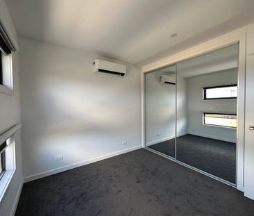 MODERN THREE BEDROOM TOWNHOUSE - Photo 3