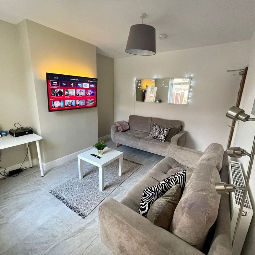 5 Bed Terraced House, Kearsley Road, S2 - Photo 1