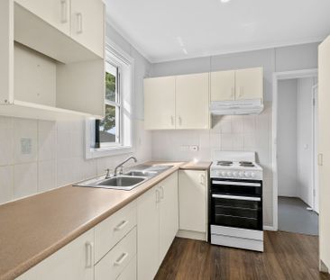 Charming Family Home in - Photo 2