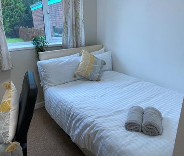 Room in a Shared House, Charter Avenue, CV4 - Photo 1