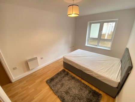 Spacious 1-Bed Flat Saint David's Square - Photo 3