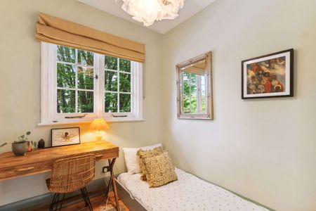 A fantastic four bedroom house located within close proximity to the River Thames - Photo 3