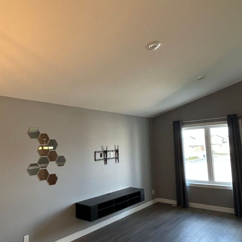 Evergreen - 3 Bedroom/2 Bathroom Upper - 507 Evergreen Blvd - Photo 1