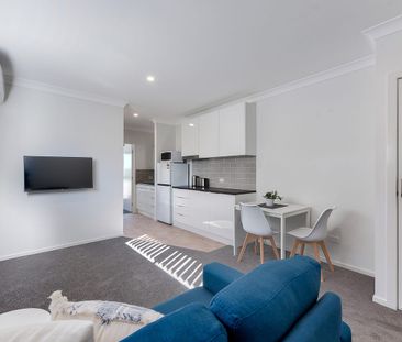 MODERN, FULLY FURNISHED, STUDIO APARTMENT - Photo 2