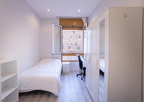 Calle de Guzmán el Bueno, Madrid, Community of Madrid 28015