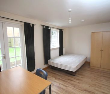 STUDENT Six Bedroom House – Addison Gardens, KT5 - Photo 1