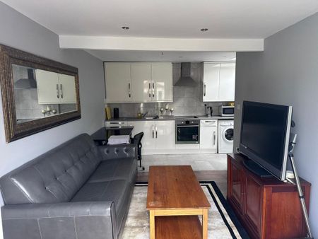 5 bedroom semi-detached house to rent - Photo 2