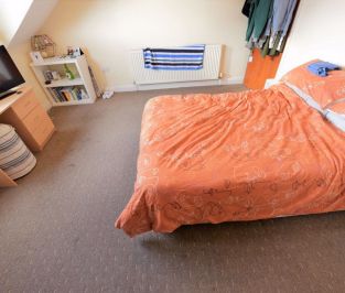 4 bedroom House in Burley Lodge Road, Leeds - Photo 4
