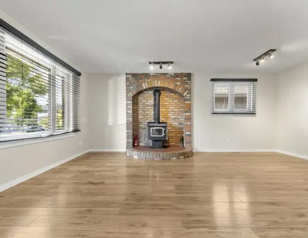 Bright, quiet 3 bedrooms/2 bathrooms main floor, fenced yard | Calgary - Photo 1