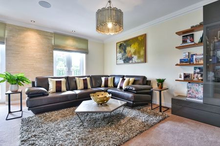 4 bedroom end of terrace house to rent - Photo 2