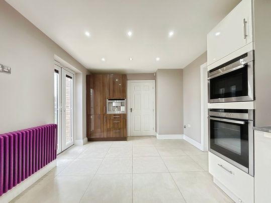 4 bedroom Detached House to let - Photo 1