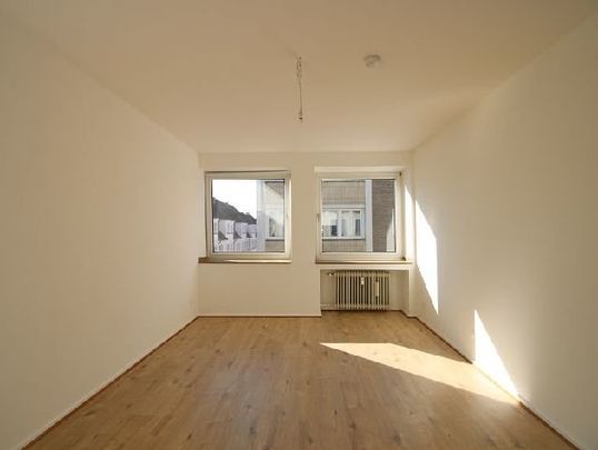 STUDENTEN AUFGEPASST! SCHICKES APARTMENT MIT NEUEM BAD AUF DER HOCHSTRASSE ZU MIETEN! - Photo 1