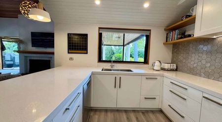 Twyford - Spacious family living in a stunning setting - Photo 5