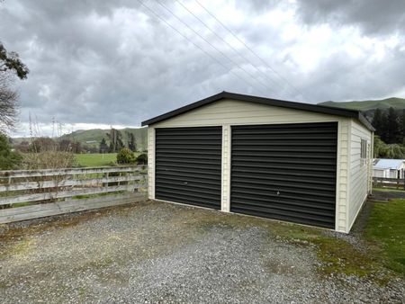 Tidy, serene and rural in Taihape - Photo 2