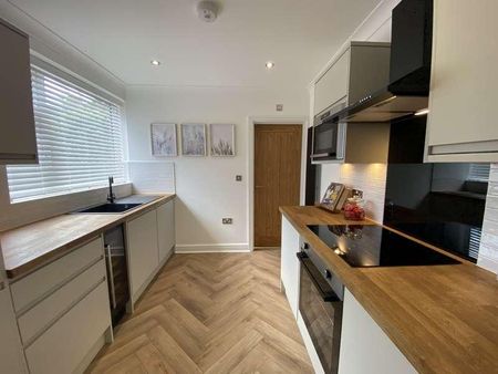 Bed Student Apartment // Available Now, LN1 - Photo 3