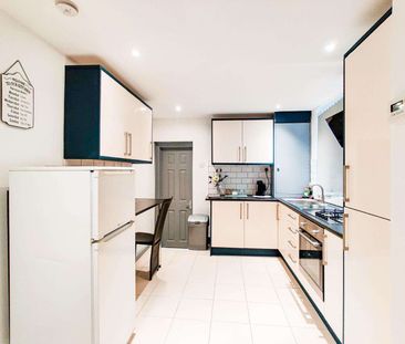 High spec shared house in L15, bills included! Room 4 - Photo 2