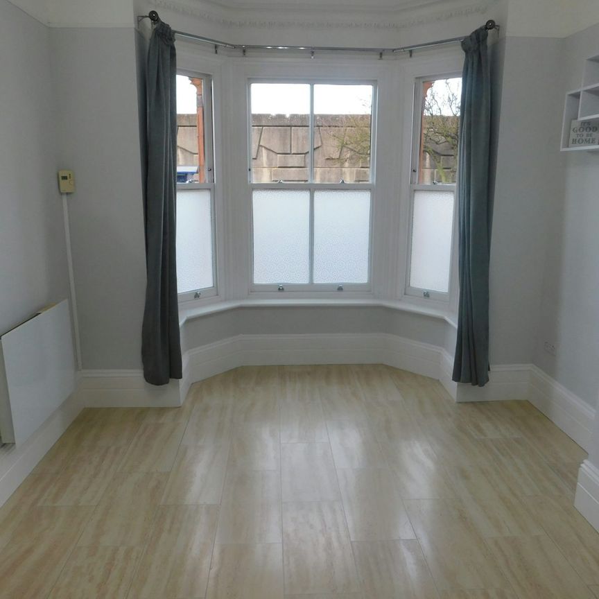 Flat to rent on - Photo 1