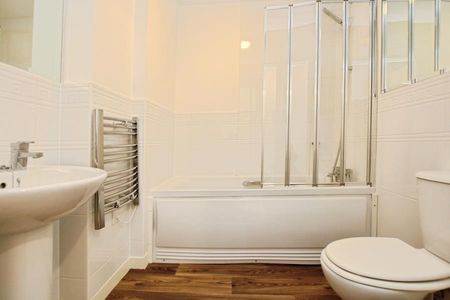 2 bedroom flat to rent - Photo 2