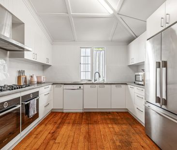 Charming home in perfect location. - Photo 2