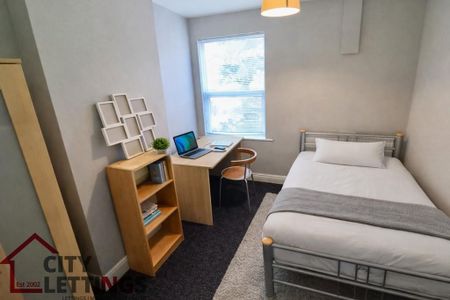 5 bedroom semi-detached house to rent - Photo 2