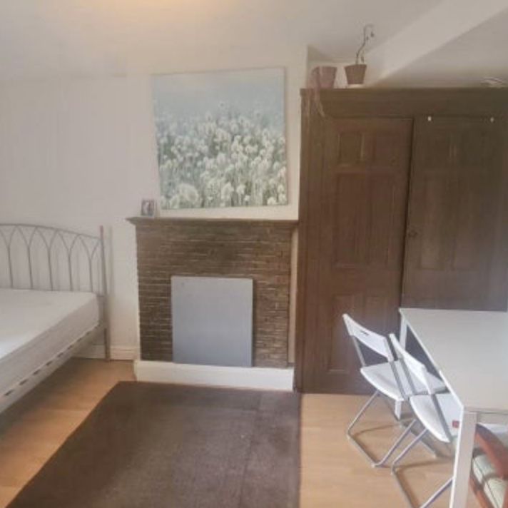 1 Bed - Flat 1, 55 Headingley Lane, Headingley, Leeds - LS6 1AA - Student/Professional - Photo 2