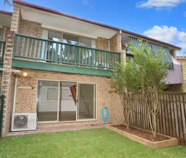 REFURBISHED TOWNHOUSE IN CARRARA'S HIDDEN GEM COMPLEX - Photo 2