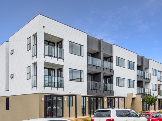 Modern Urban Living 1‑Bedroom Apartment close to St Lukes Westfield - Photo 1
