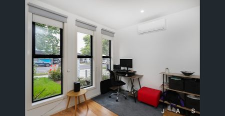 Modern, Low-Maintenance Living in a Prime West Footscray Location - Photo 4