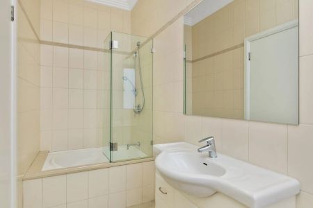 Top-Floor Art Deco Apartment in Boutique Block of Four - Photo 5