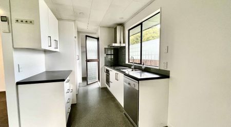 Spacious 3 bedrooms with 1 Bathroom, pet friendly - Photo 3