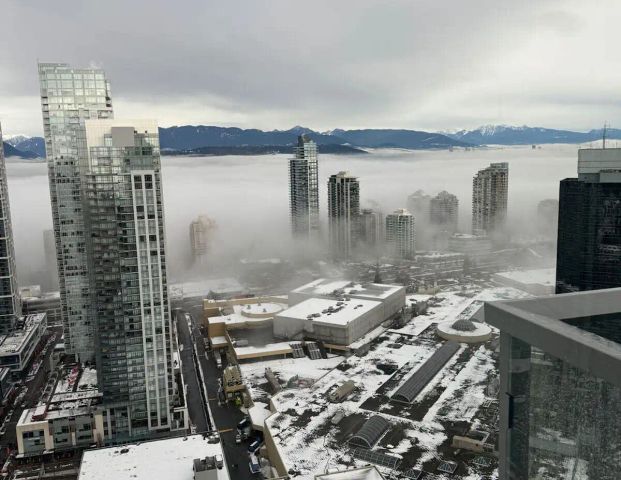 Beautiful 2 bed 2 bath sub-penhouse in Metrotown Core — 2 Bedrooms Condo Unit - Photo 1