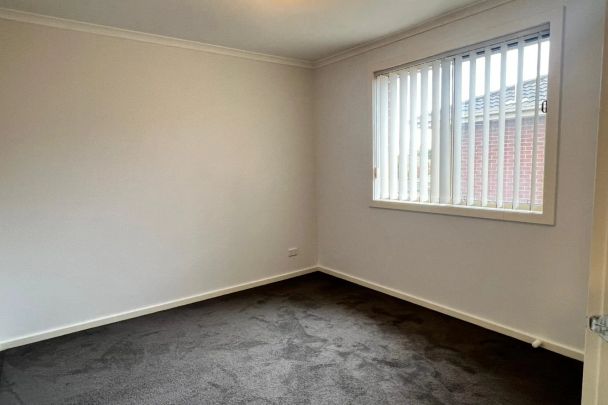 Perfectly positioned, three bedroom beauty! - Photo 1