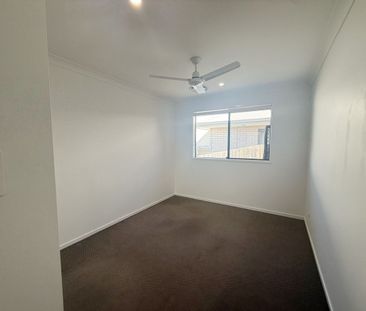 Spacious 4 Bedroom, 2 Bathroom Family Home - Photo 1