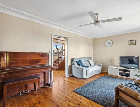 Five Bedroom Spacious Family Home in Ideal Location for lease - Photo 4