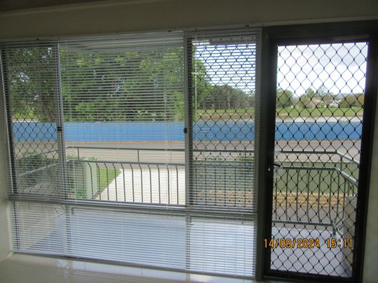 Central location, close to town & river - Photo 1