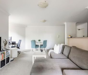 Free flowing apartment in walk-everywhere hub - Photo 3