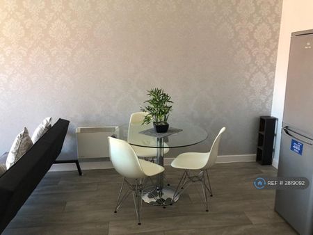 3 bedroom flat to rent - Photo 5