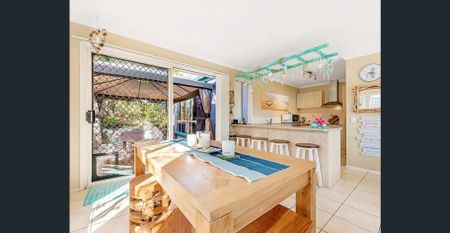 3 Bedroom Single Storey with Solar Panels & short walk to A.B Paterson - Photo 3