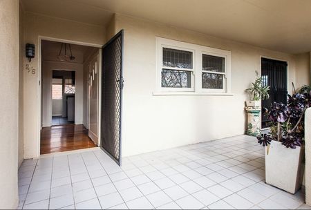 SPACIOUS APARTMENT A BLOCK FROM THE BEACH - Photo 5