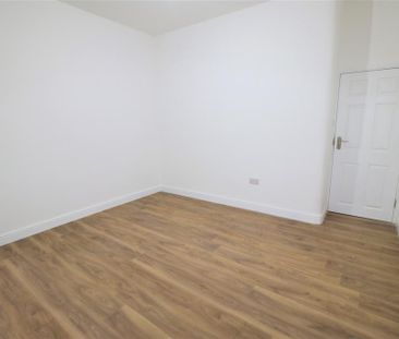 3 bedroom flat to rent - Photo 4