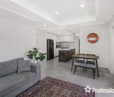Spacious 3 Bedroom, 2 Bathroom Front Villa | Initial 6-Month Lease - Photo 3