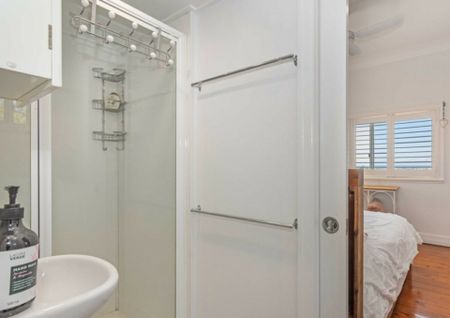 Stunning Home on The Hummock with Ocean Views - Photo 4