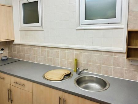 2 bedroom Flat To Let - Photo 4