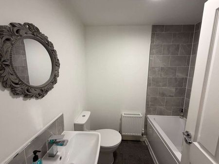 1 x Stylish Double Room in a Modern 4-Bed House Share | Bills Included | B5 7DU Double Room - Photo 2