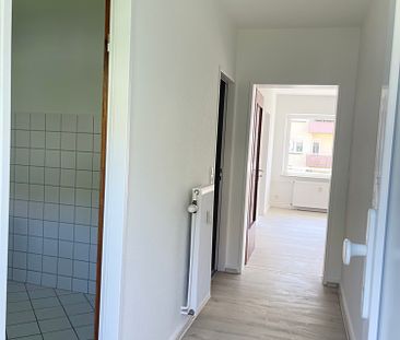 *Frisch renoviert, hereinspaziert – helle 2-Zimmerwohnung mit Balkon* - Foto 2